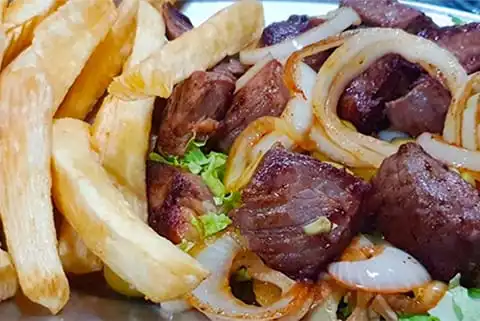 Carne de sol acebolada com mandioca