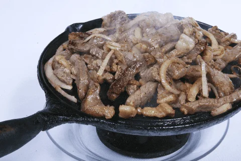 Picanha acebolada servida na chapa