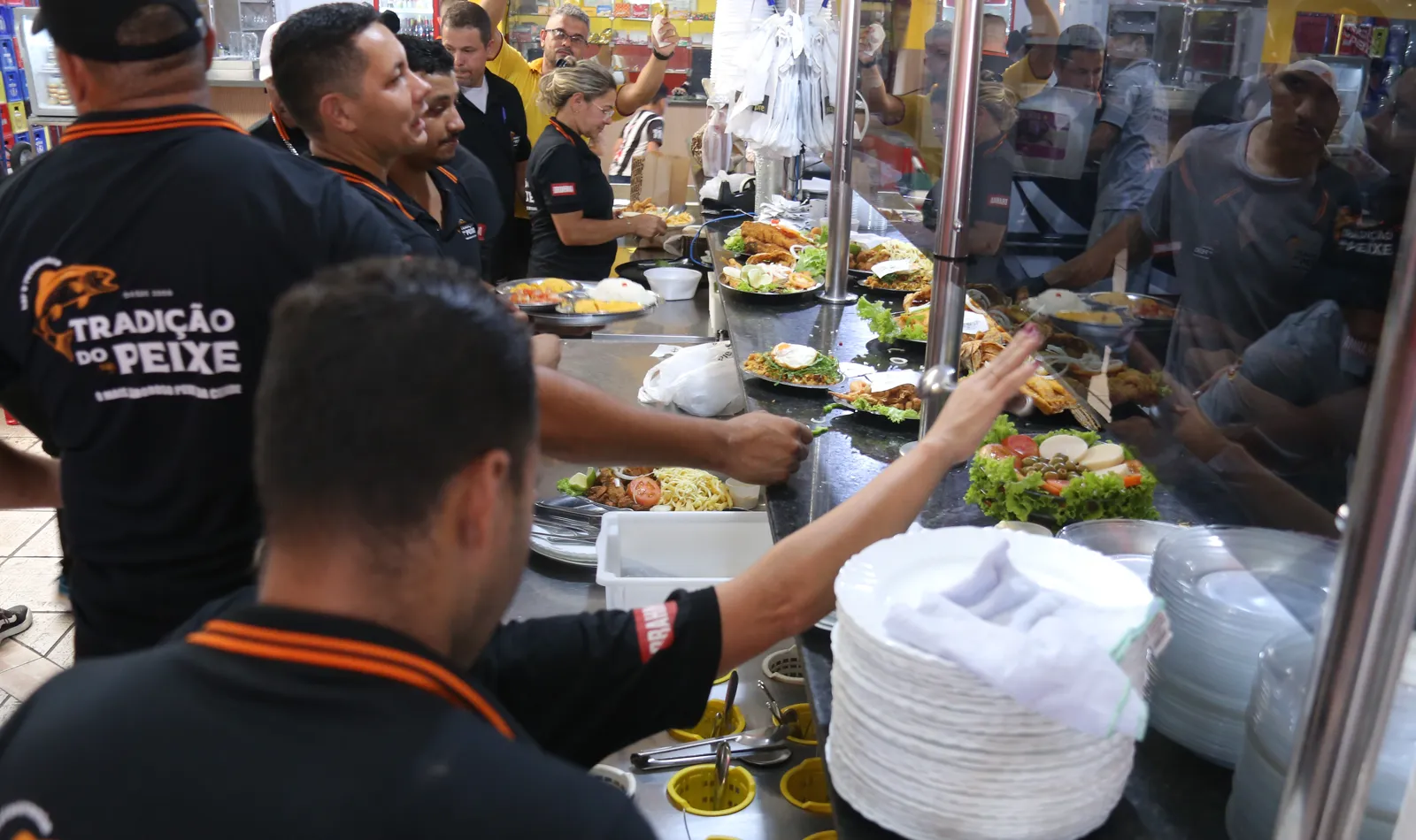 Equipe trabalhando na cozinha