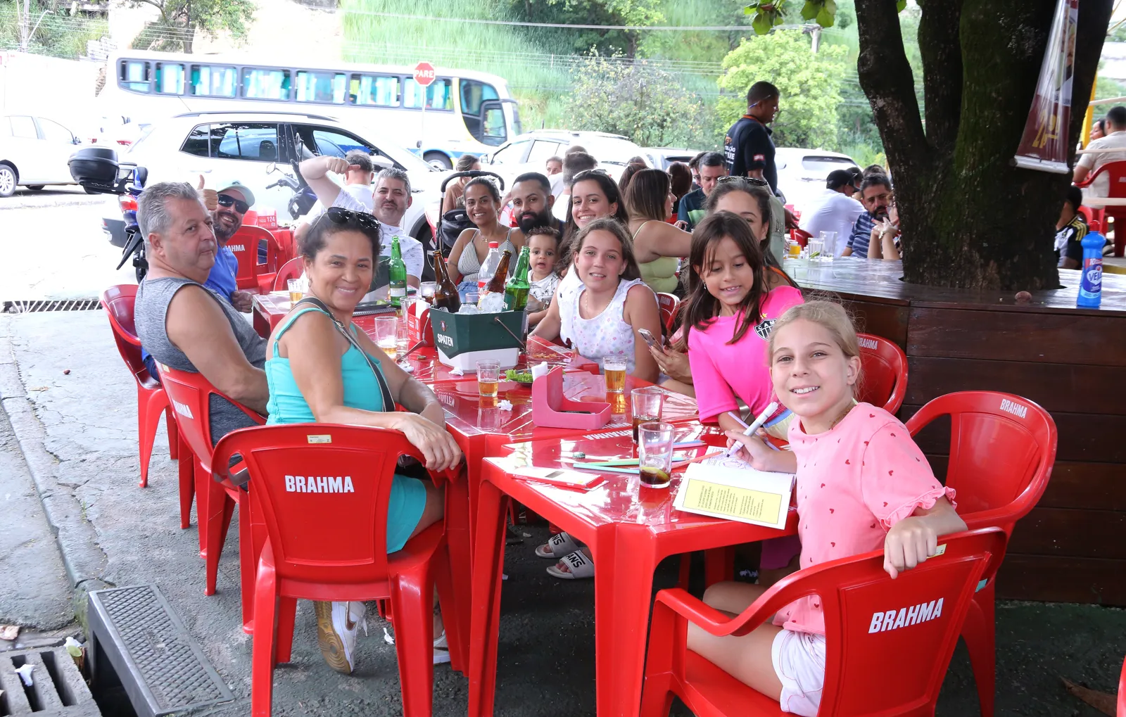 Família reunida à mesa no Tradição do Peixe
