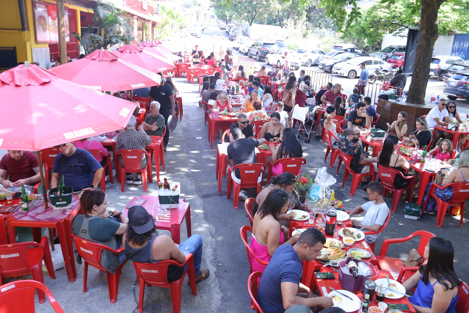 Restaurante cheio de famílias e amigos