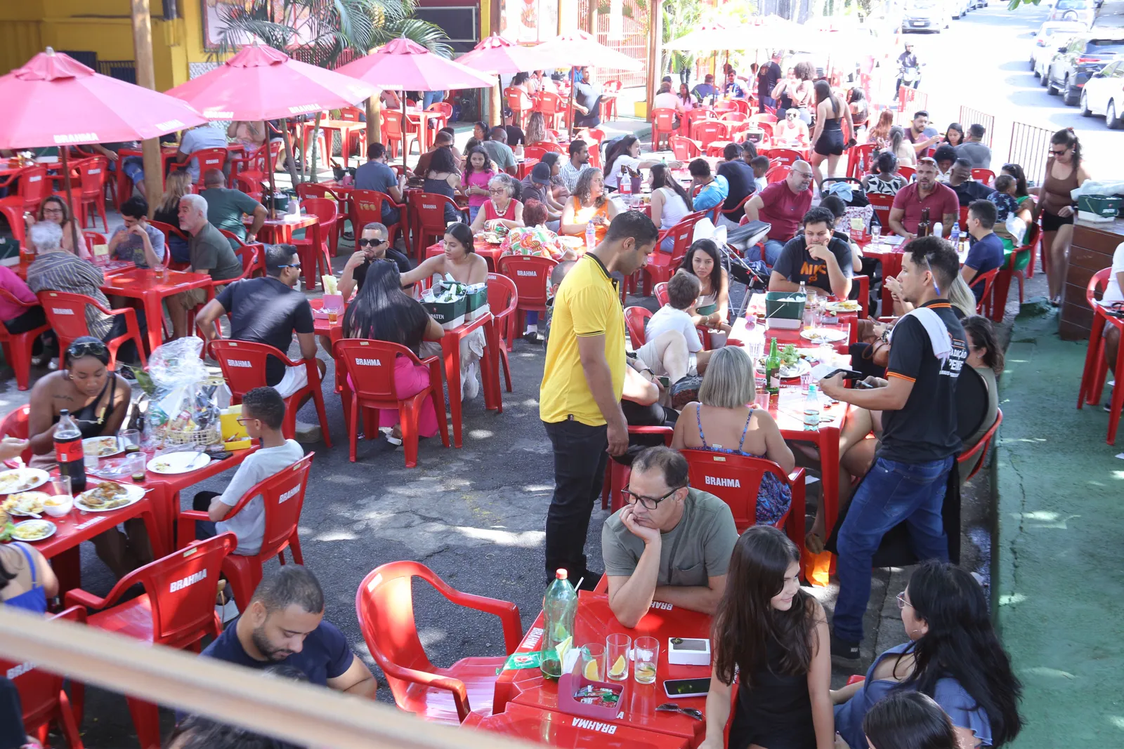 Vista ampla do restaurante em funcionamento