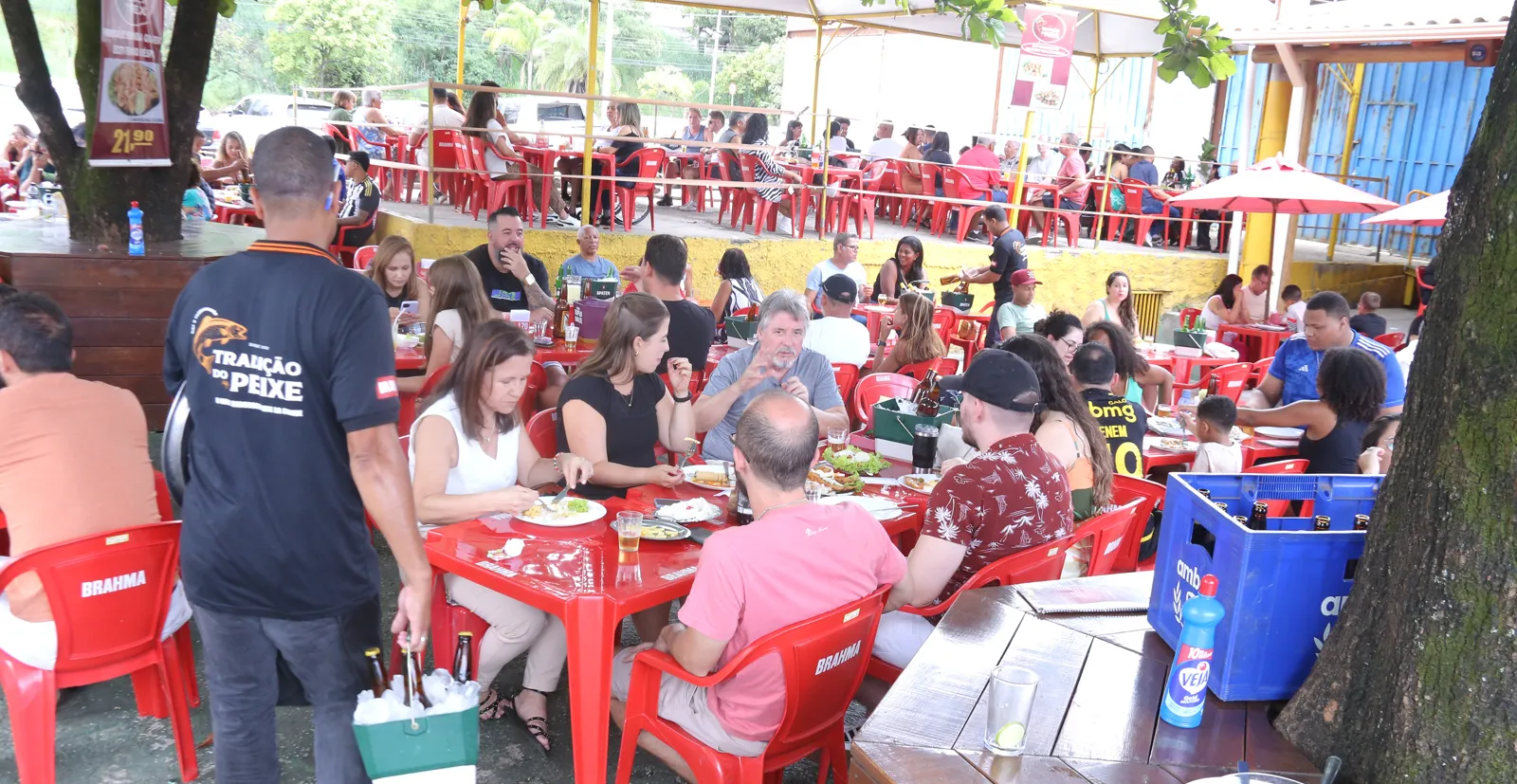 Atendimento no restaurante em movimento