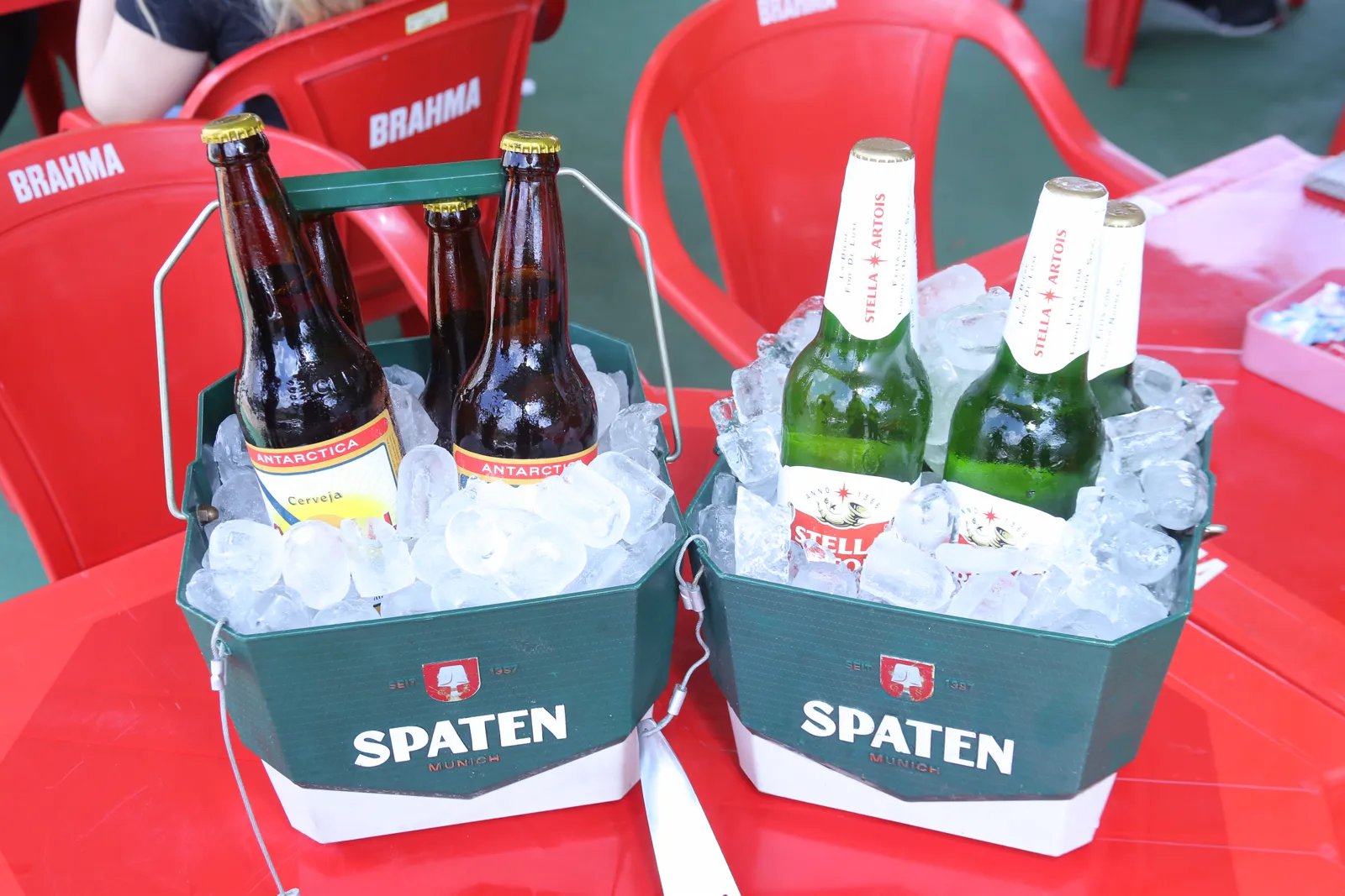 Baldes com cervejas no gelo