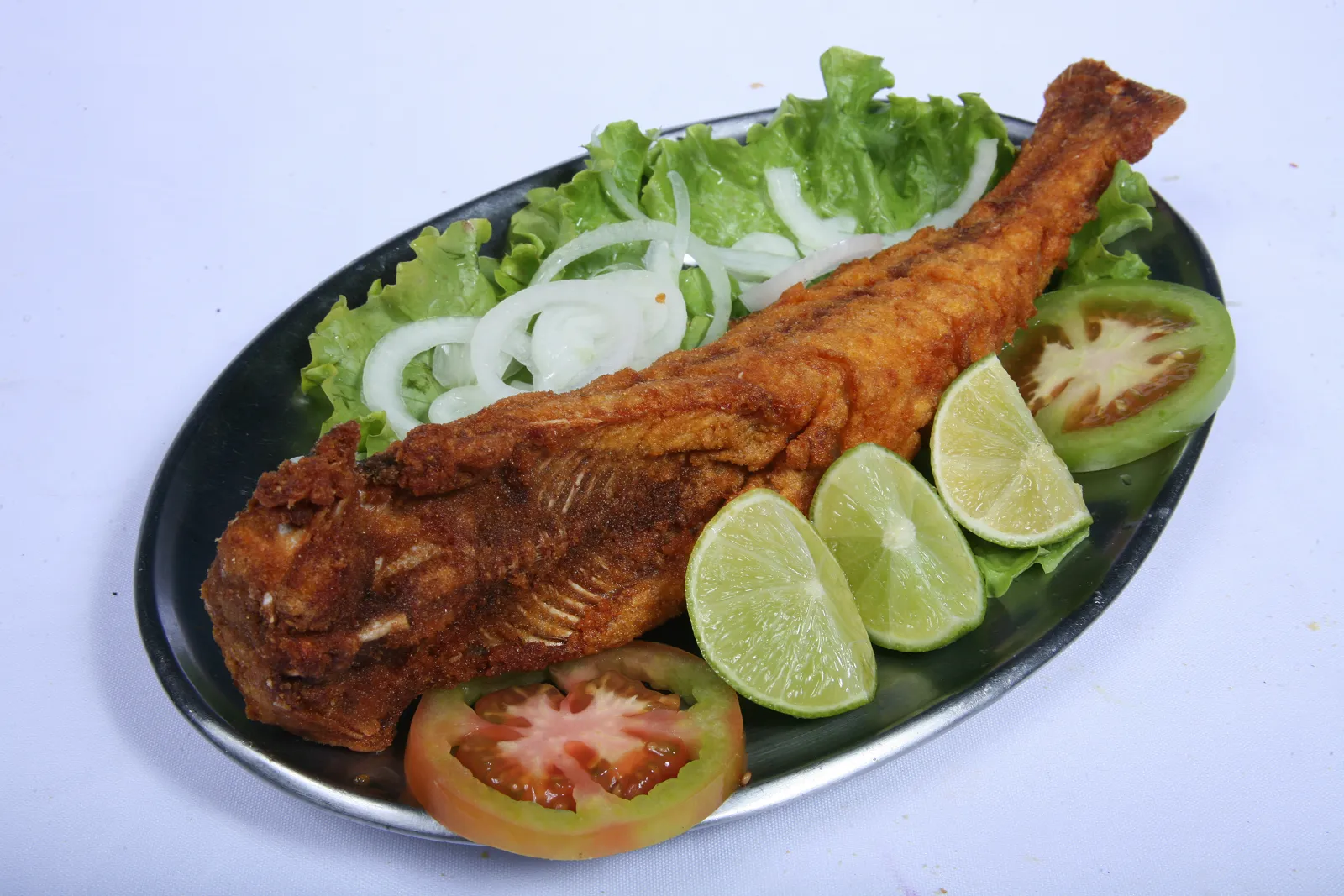 Cascudo frito com salada