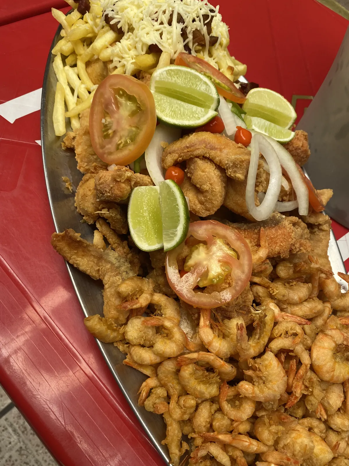 Chapa mista com peixes, camarão e acompanhamentos