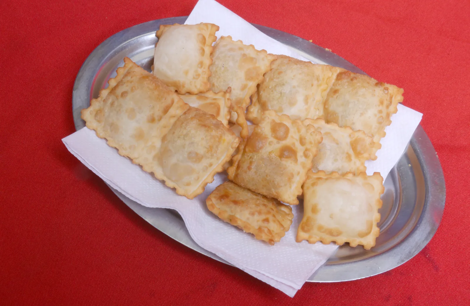 Porção de pastéis crocantes