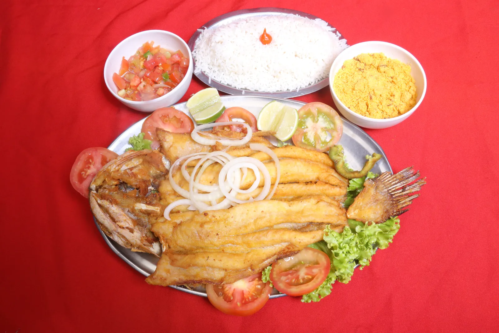 Peixe frito completo com arroz, farofa e vinagrete