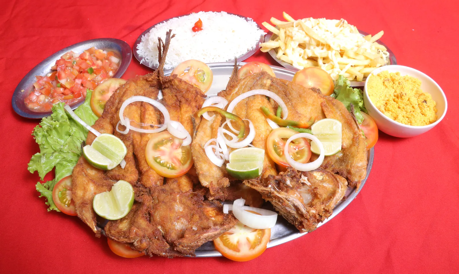 Peixe frito servido para compartilhar em família