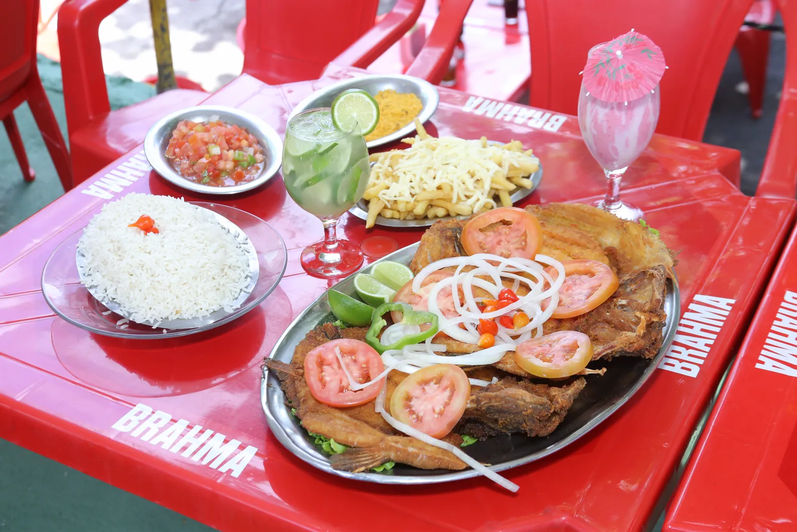 Peixe servido com acompanhamentos
