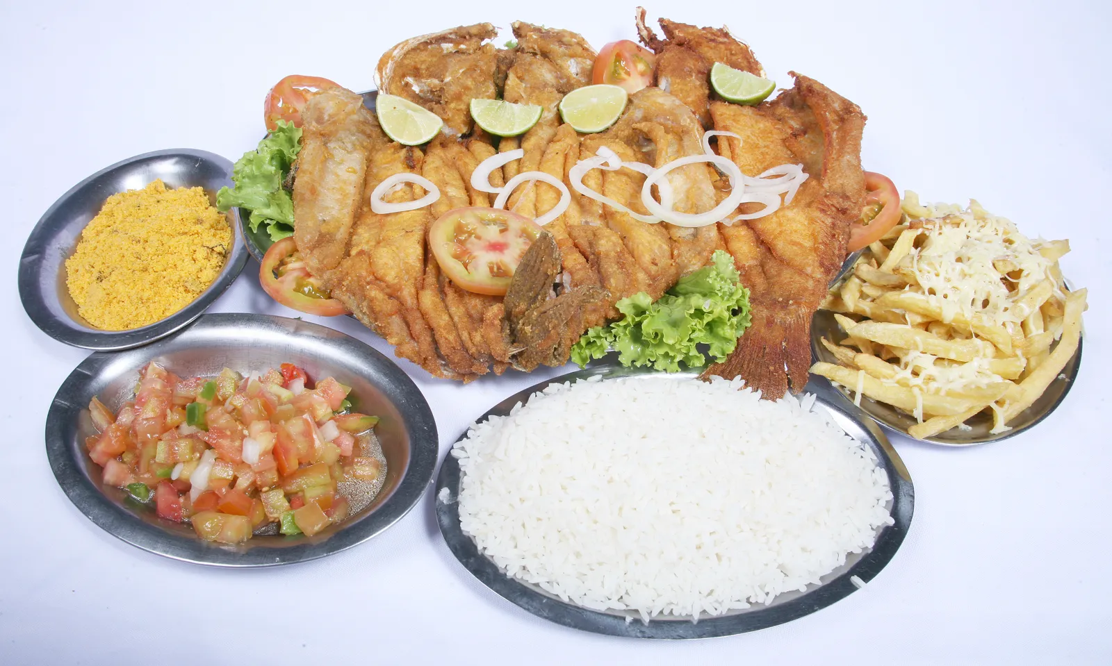 Tilápia GG acompanhada de arroz, farofa e fritas