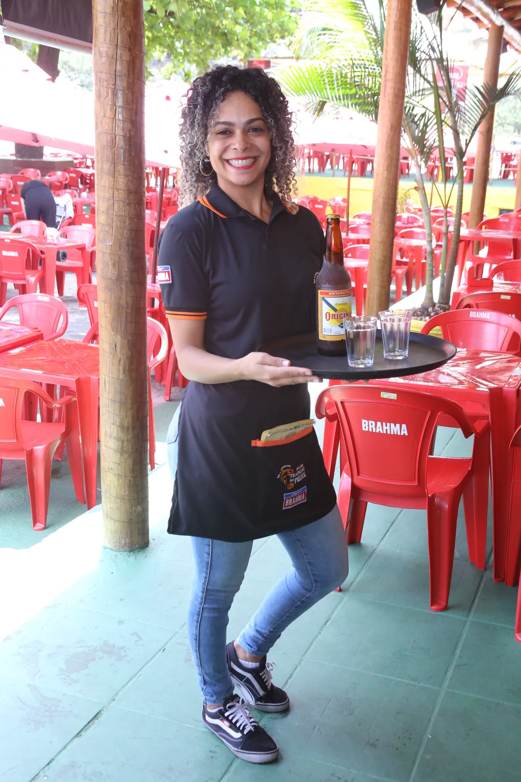 Garçonete pronta para atender