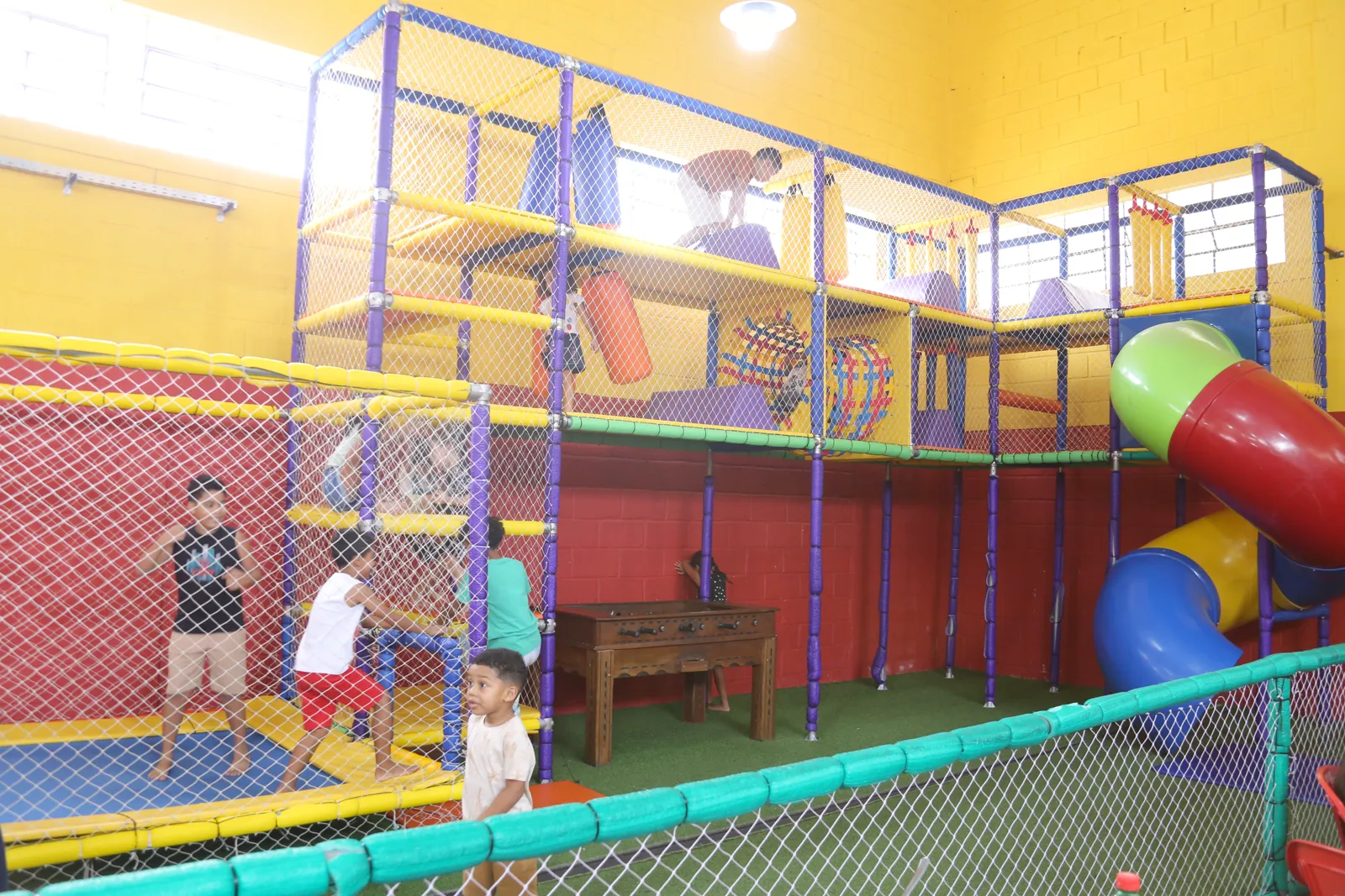 Crianças se divertindo no playground