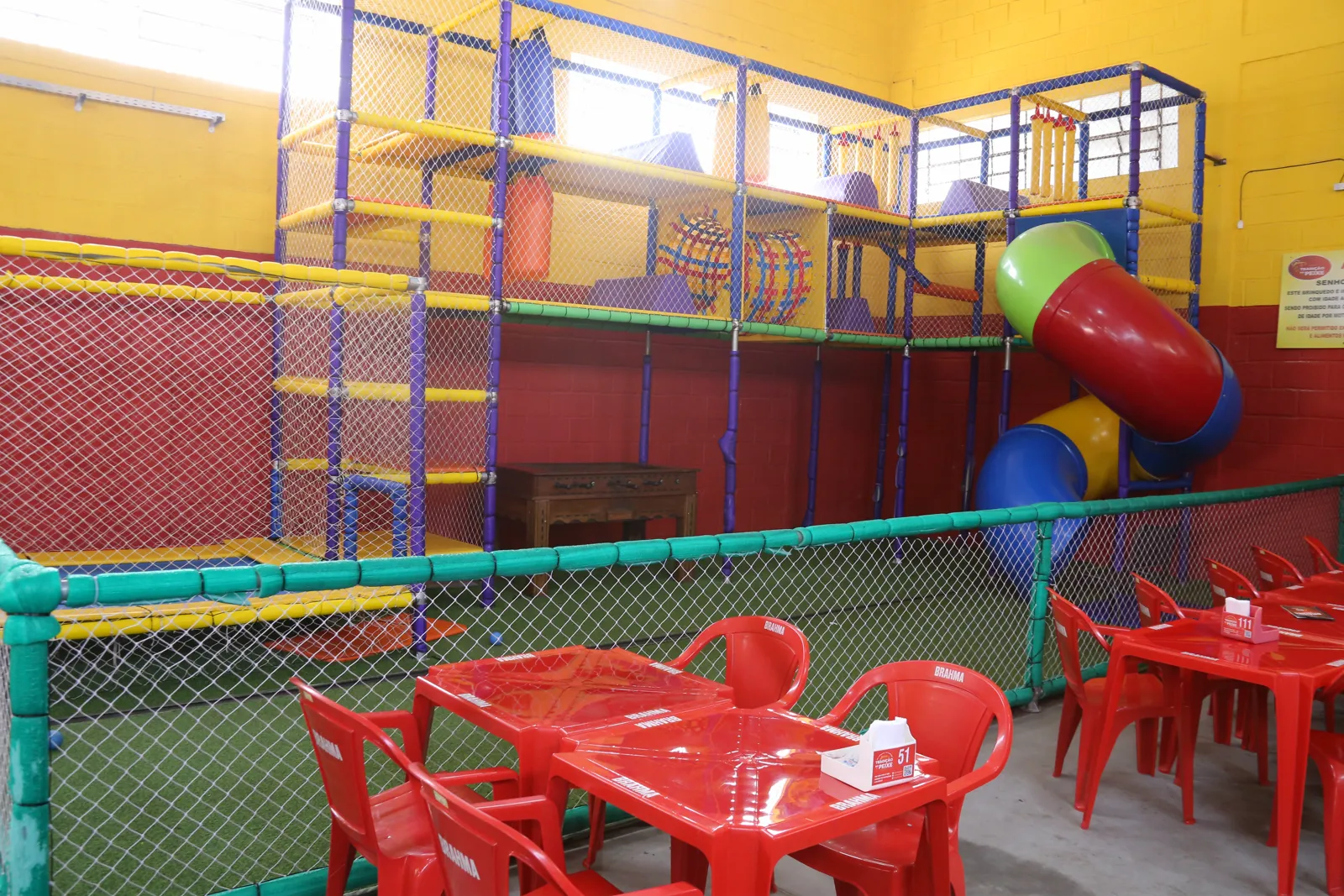 Playground integrado ao salão do restaurante