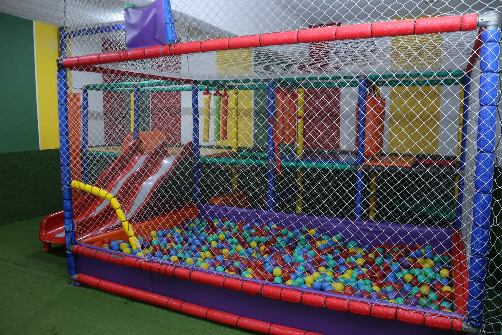 Piscina de bolinhas do playground