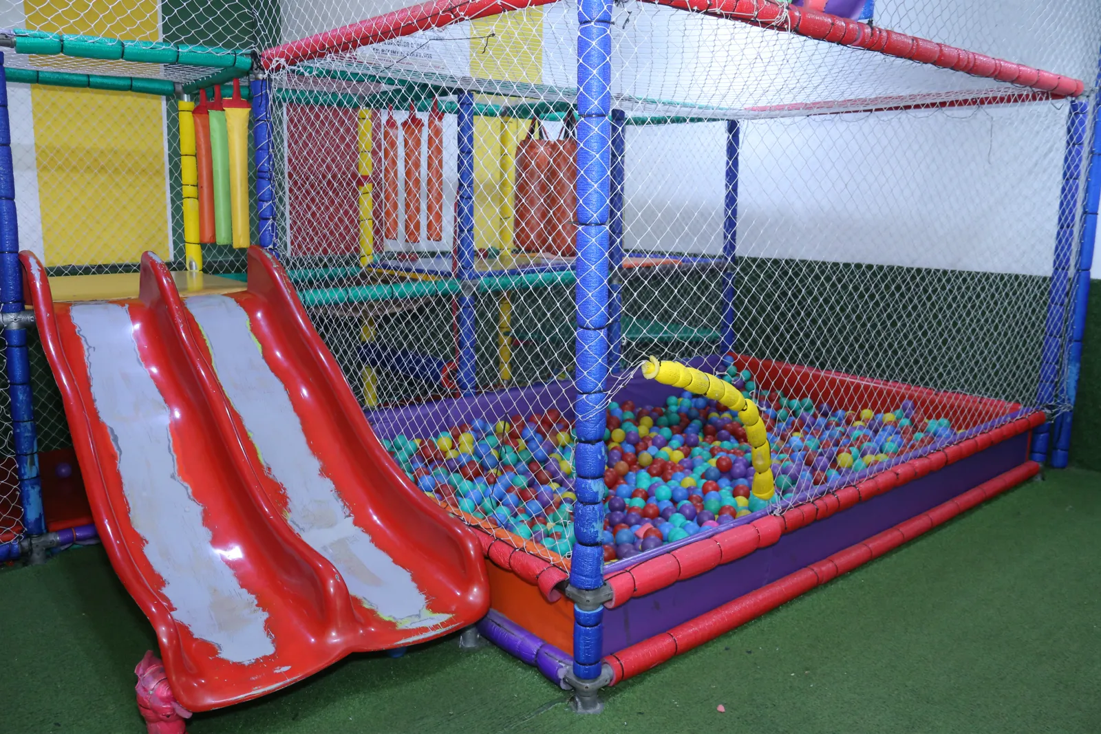 Escorregadores e piscina de bolinhas do playground